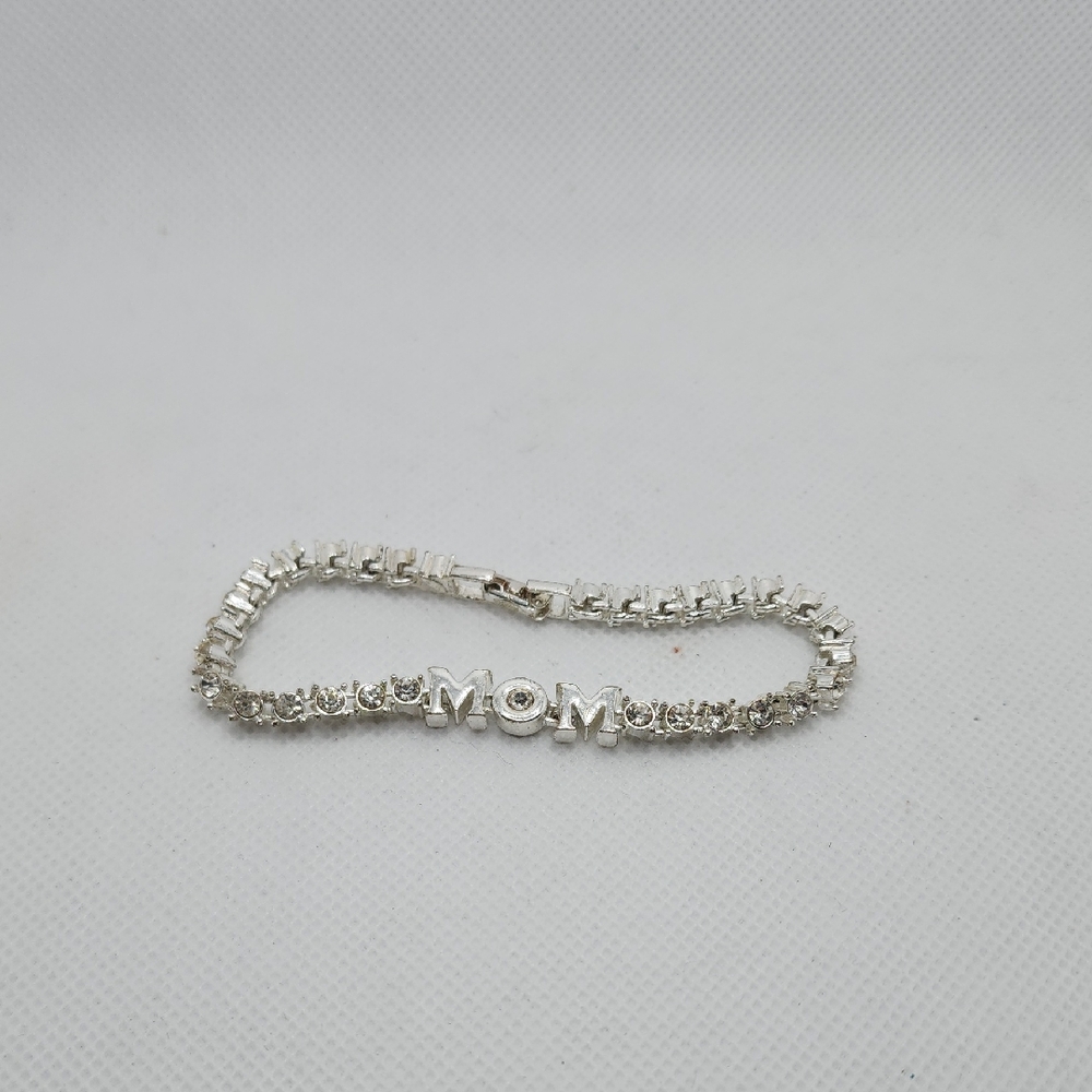 Elegant Silver 'MOM' Bracelet